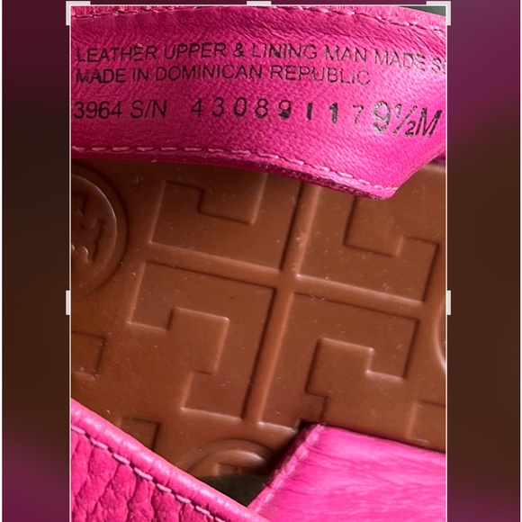 Tory Burch THORA Tumbled Leather Gold Logo Hibiscus Flower Gold Size 9.5 - Picture 3 of 4